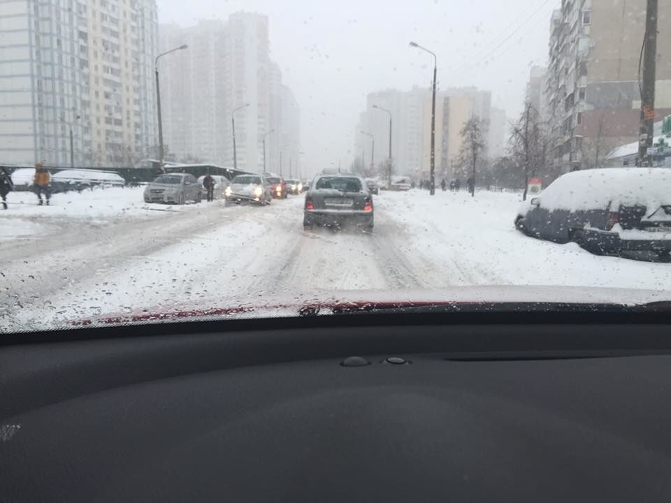 Снігопад зупинив Київ: на дорогах масові ДТП і затори 10 балів
