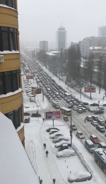Соцсети взорвало видео гигантской пробки в Киеве 