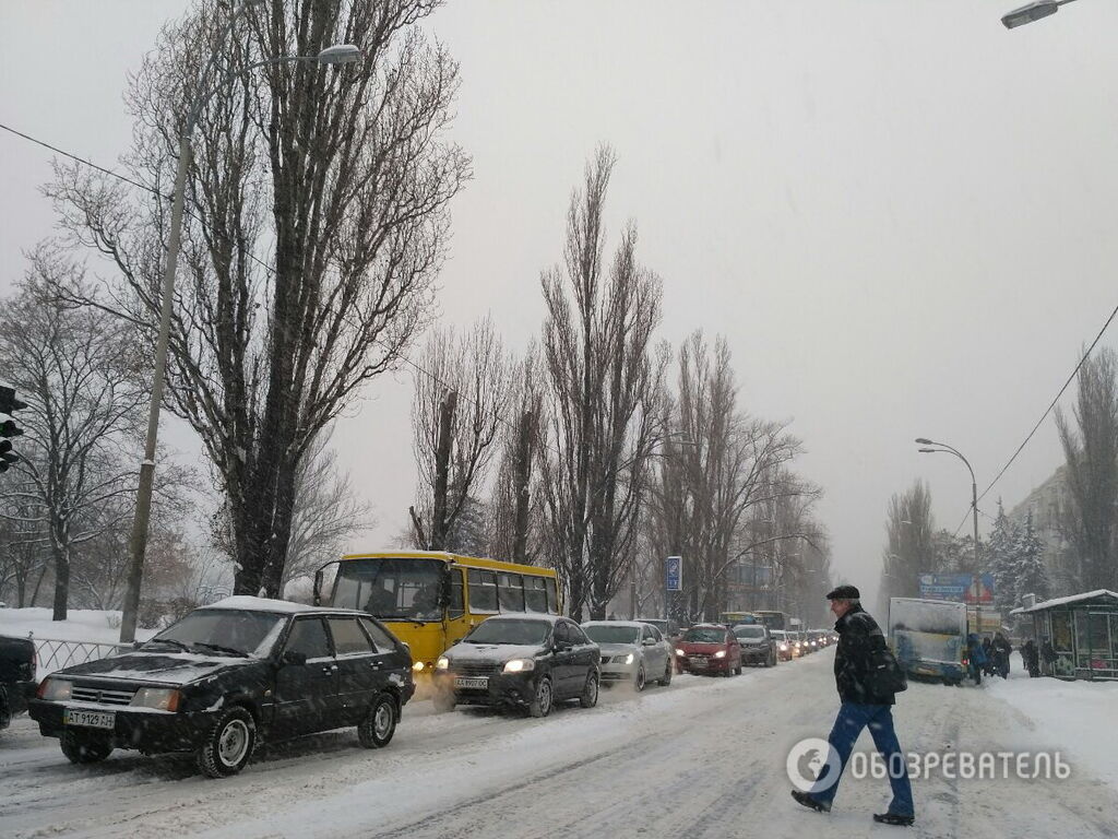 Снігопад зупинив Київ: на дорогах масові ДТП і затори 10 балів