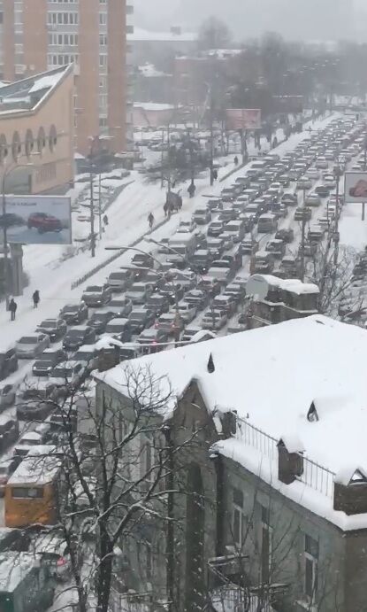 Соцсети взорвало видео гигантской пробки в Киеве 