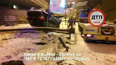 В Киеве автомобиль протаранил отбойник и перевернулся: опубликованы фото 