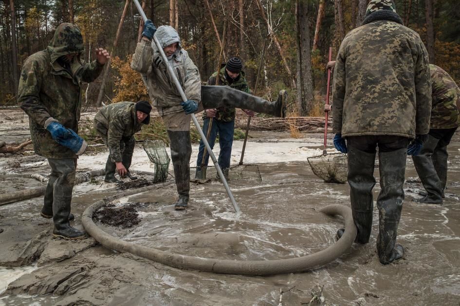 "Люди сошли с ума": National Geographic показал ужасы добычи янтаря в Украине