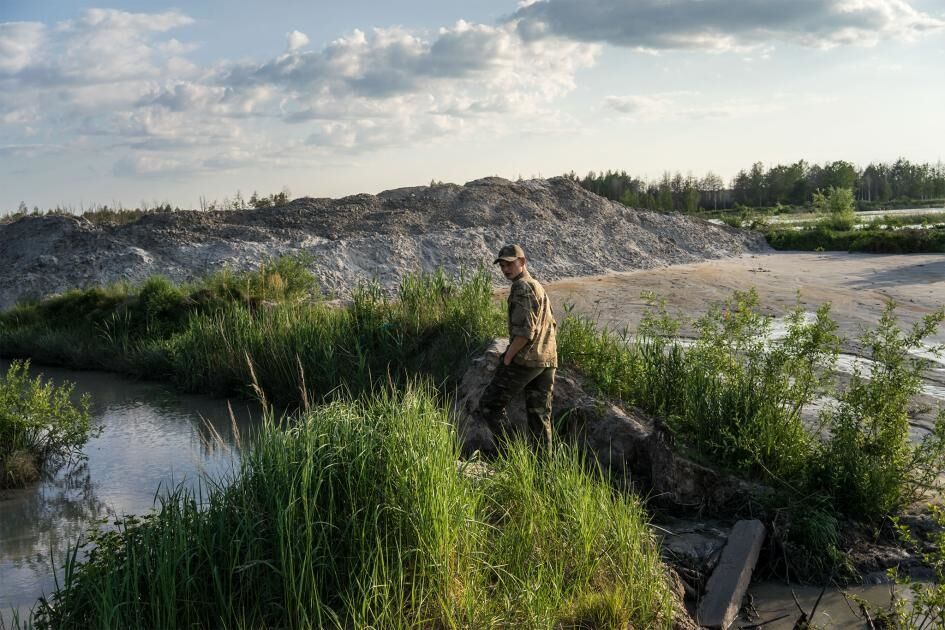 "Люди сошли с ума": National Geographic показал ужасы добычи янтаря в Украине