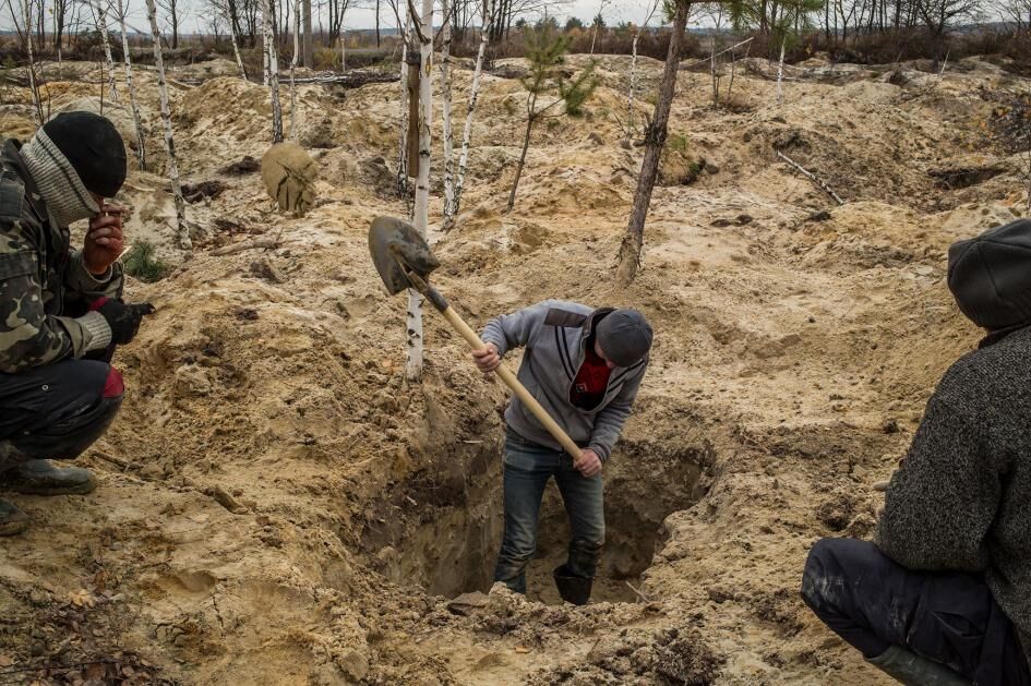 "Люди сошли с ума": National Geographic показал ужасы добычи янтаря в Украине