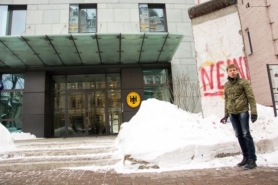 Акция протеста: нардеп разрисовал фрагмент Берлинской стены в Киеве. Фотофакт