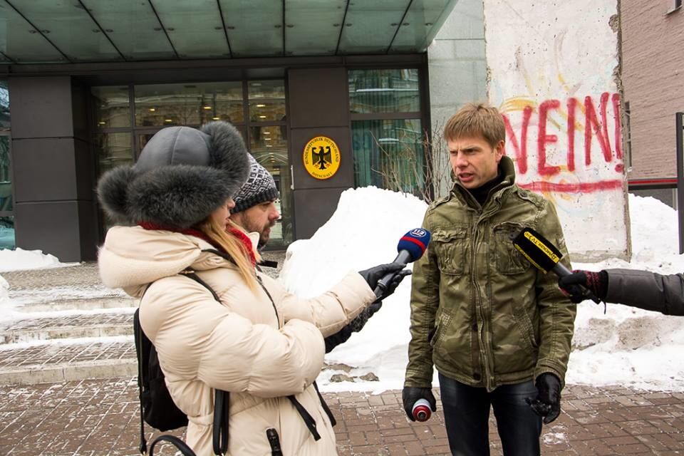 Акция протеста: нардеп разрисовал фрагмент Берлинской стены в Киеве. Фотофакт