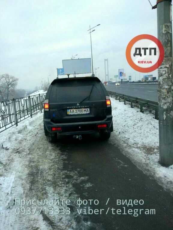 В соцсети показали киевских автохамов, которые объезжали пробку по тротуару