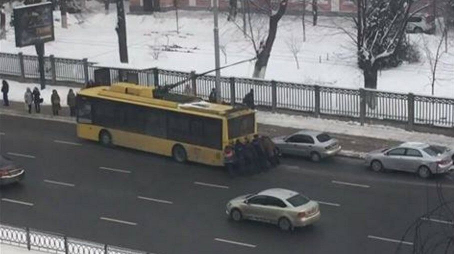 В Киеве пассажиры "отбуксировали" троллейбус: опубликованы фото