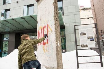 Акция протеста: нардеп разрисовал фрагмент Берлинской стены в Киеве. Фотофакт