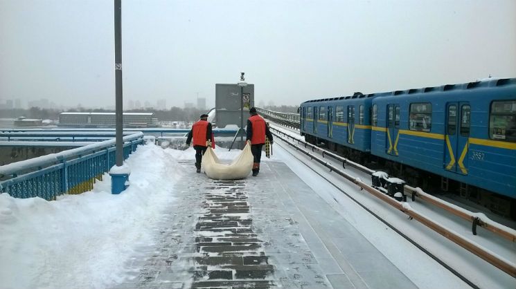 У Києві зібраний сніг скинули в Дніпро