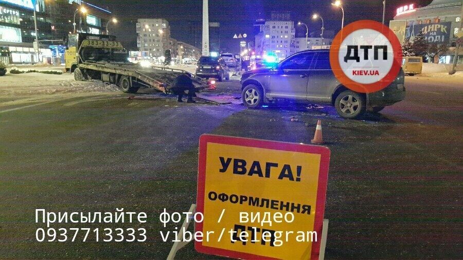 В Киеве девушки устроили жесткое ДТП на перекрестке: опубликованы фото и видео