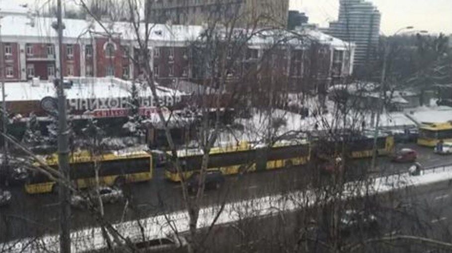 В Киеве пассажиры "отбуксировали" троллейбус: опубликованы фото