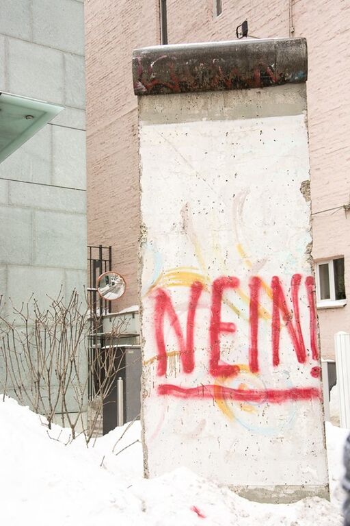 Акция протеста: нардеп разрисовал фрагмент Берлинской стены в Киеве. Фотофакт