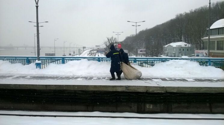 В Киеве собранный снег сбросили в Днепр