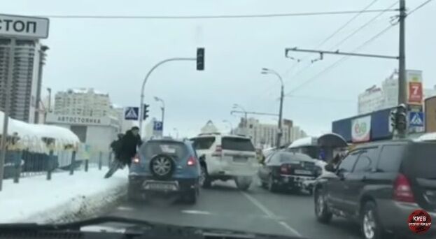 У Києві водій джипа побив таксиста посеред дороги
