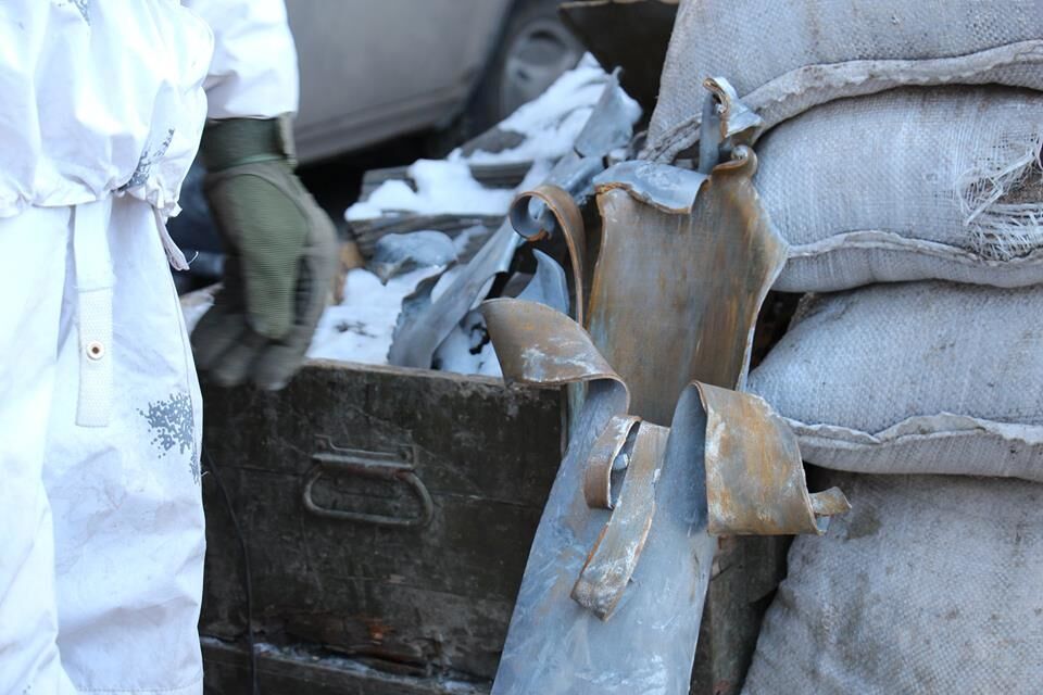 "Гатять з усього, що існує": бійці АТО показали фотодокази обстрілів із забороненої зброї