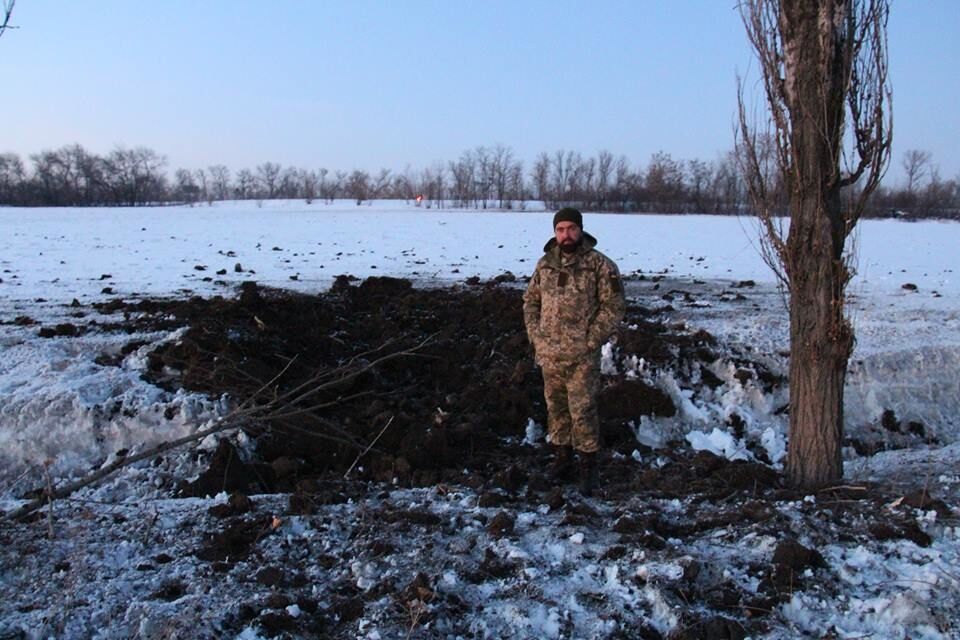 "Гатять з усього, що існує": бійці АТО показали фотодокази обстрілів із забороненої зброї