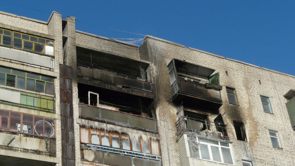 В Стаханове взорвался многоэтажный дом: погибла женщина