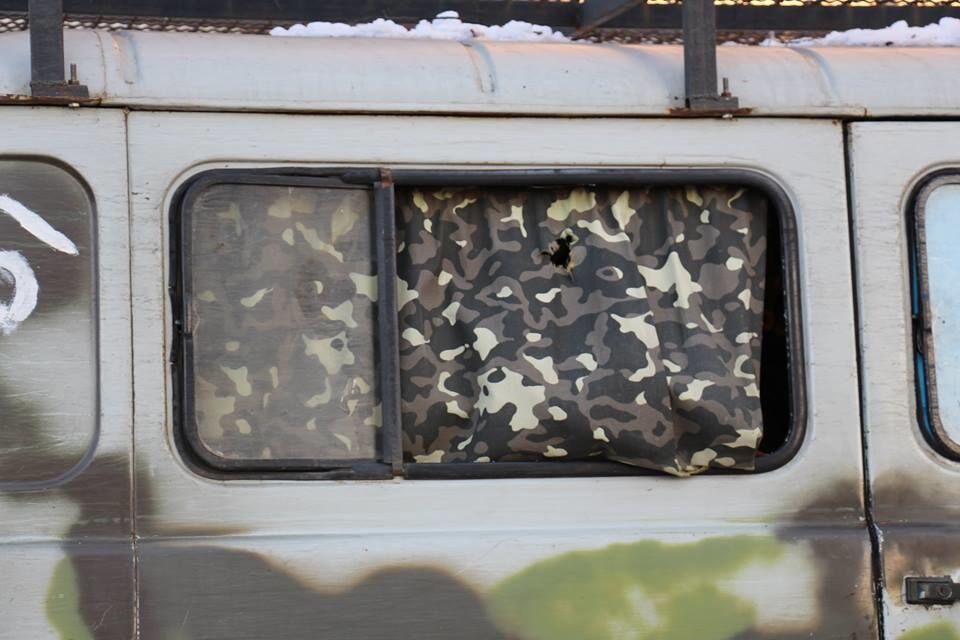 "Гатять з усього, що існує": бійці АТО показали фотодокази обстрілів із забороненої зброї