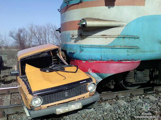 Под Запорожьем произошла трагедия: поезд сбил автомобиль (ФОТО)