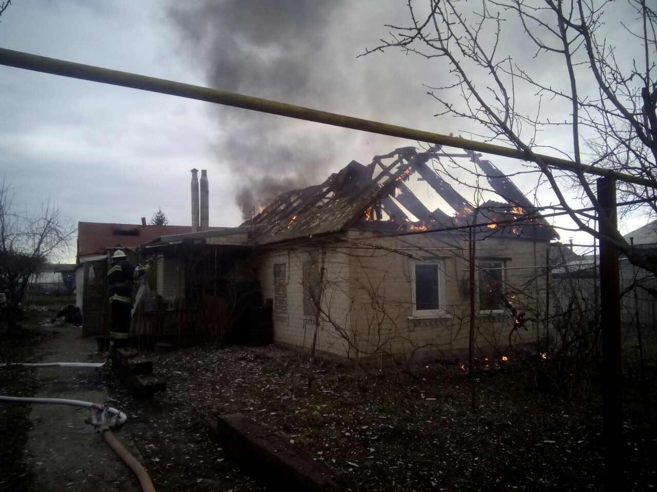 В Запорожской области едва не сгорел одноэтажный дом (ФОТО)