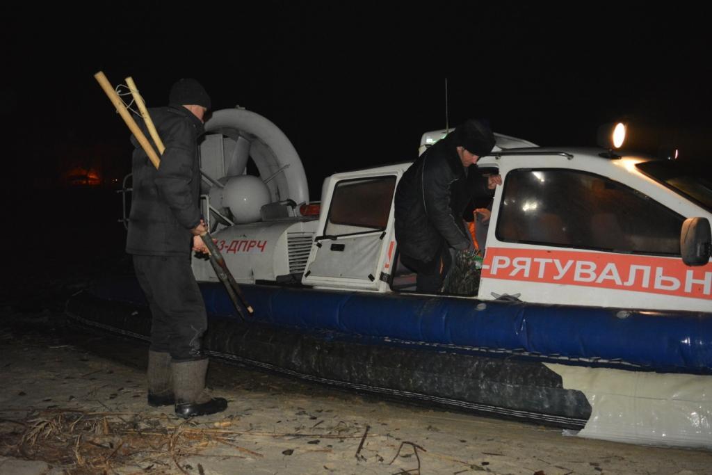 Робинзоны по-запорожски: в области спасли рыбаков, застрявших на острове (ФОТО)