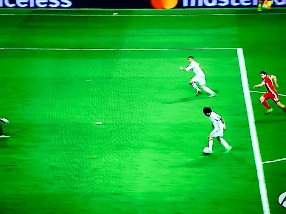 Слепые судьи подарили Роналду два мяча в Лиге чемпионов: появились фото и видео убийства "Баварии"