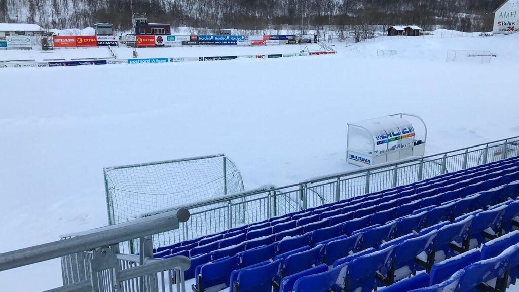 Снежная западня: в Норвегии футболистов заставили играть среди трехметровых сугробов - опубликованы эпичные фото