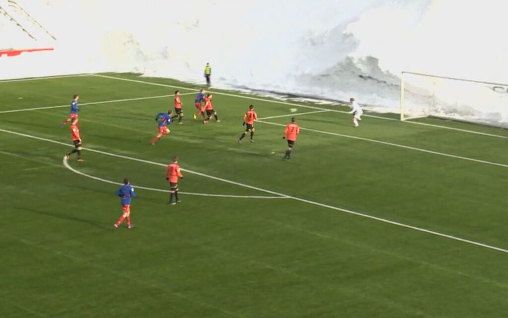 Снежная западня: в Норвегии футболистов заставили играть среди трехметровых сугробов - опубликованы эпичные фото