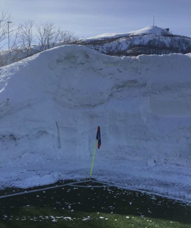 Снігова пастка: в Норвегії футболістів змусили грати серед триметрових заметів - опубліковані епічно фото