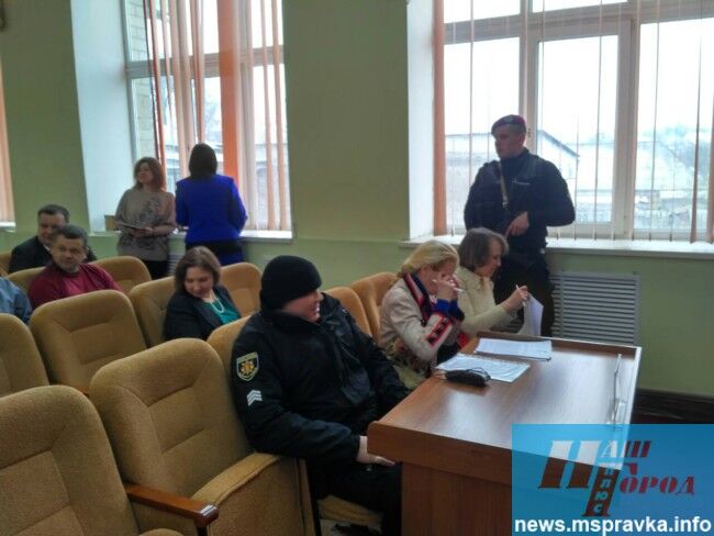 В Запорожской области депутат привела на сессию горсовета автоматчиков (ФОТО)