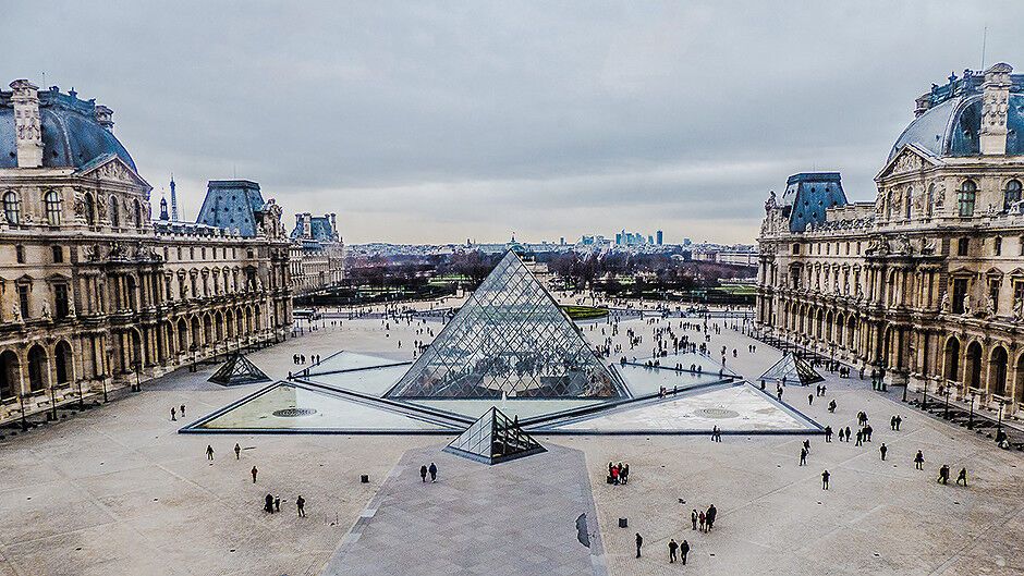 Лувр, Франция