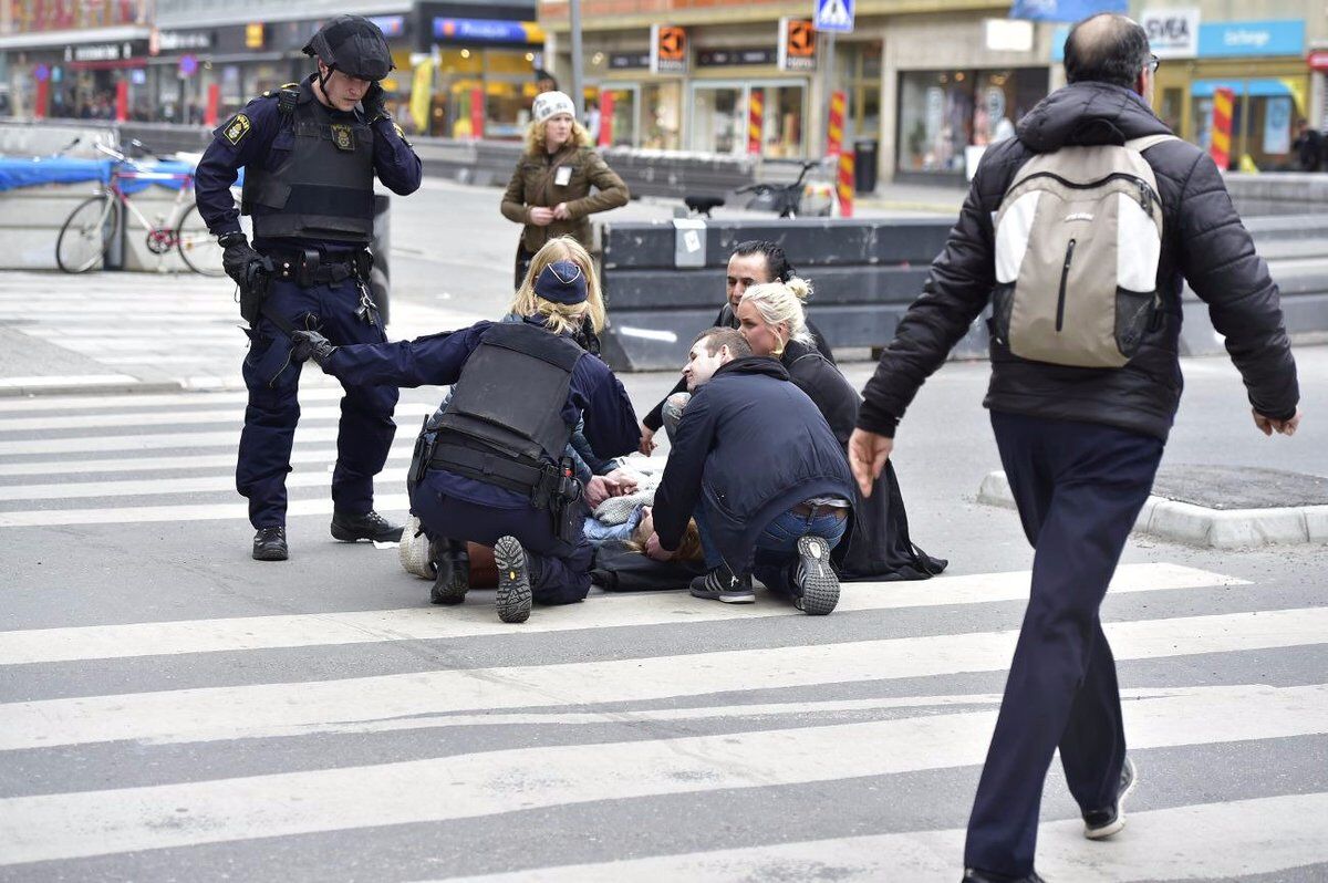 Теракт в Стокгольме: появились первые фото и видео задержания вероятного подозреваемого