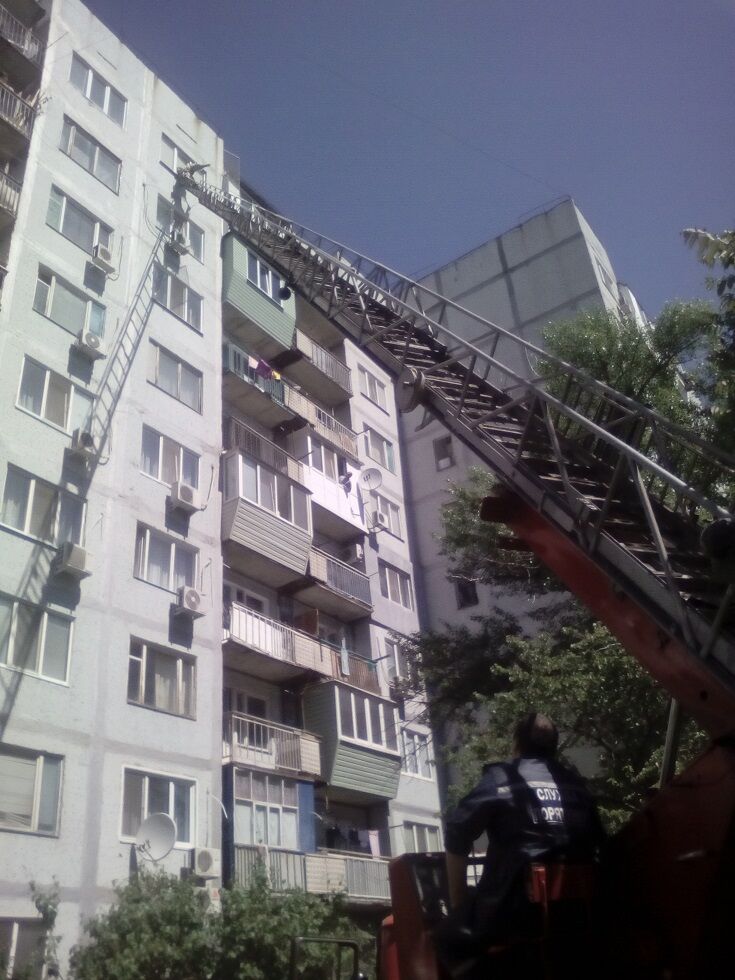 В Запорожской области пришлось вызволять ребенка из квартиры на девятом этаже (ФОТО)