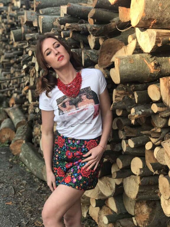 "Сексуальна модель": знаменита футбольна журналістка вразила фотосесією в українському стилі