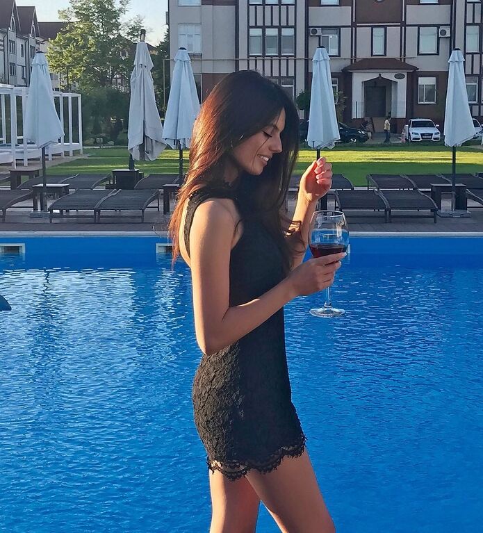 Дівчина футболіста "Динамо" викликала захват у мережі оголеним фото з ванни