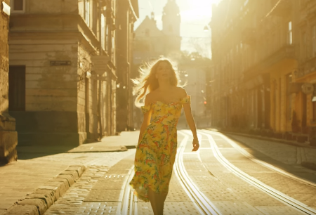 "Тепло в кожному кадрі": Брежнєва зняла літній кліп у холодному і порожньому Львові