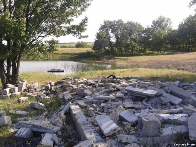 Лужне (Щелочное) озерце із зруйнованою насосною станцією