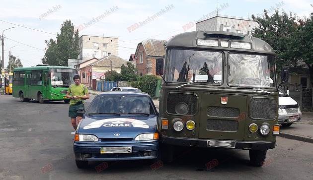 В Запорожской области военные врезались в автомобиль с ребёнком