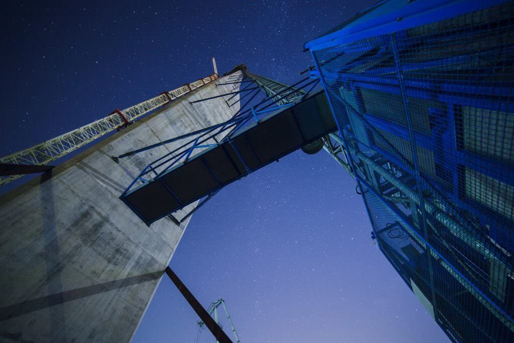 Запорожский фотограф показал, что происходит по ночам на недостроенном мосту