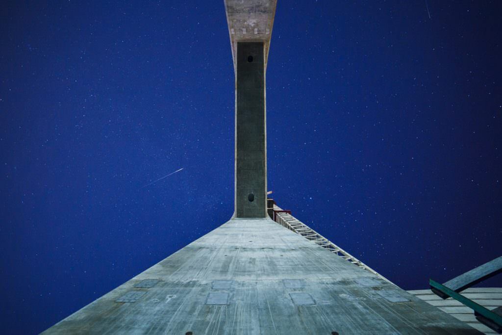 Запорожский фотограф показал, что происходит по ночам на недостроенном мосту