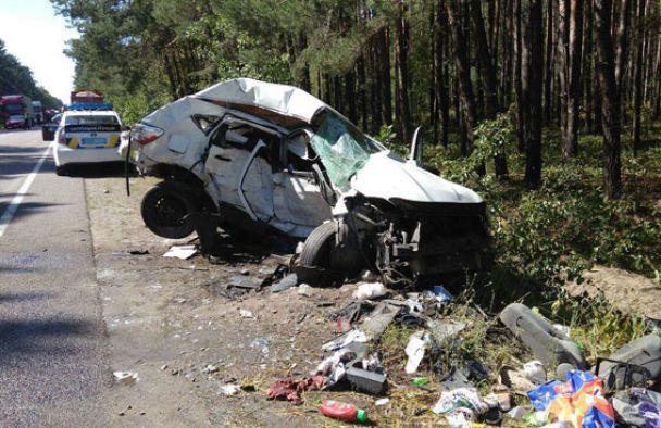 Потяг роздавив автомобіль з сім'єю: топ ДТП в Україні за добу