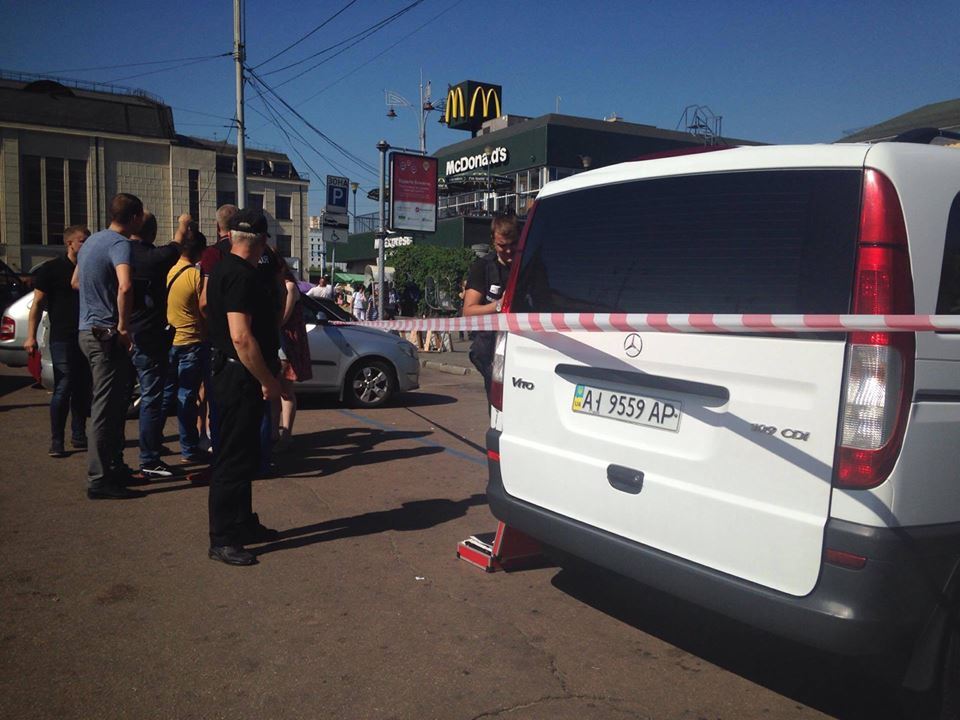В Киеве возле вокзала неизвестные открыли стрельбу, есть раненые