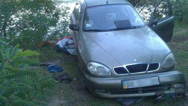 "Скончался на месте": под Киевом женщина скатила авто с холма и задавила туриста