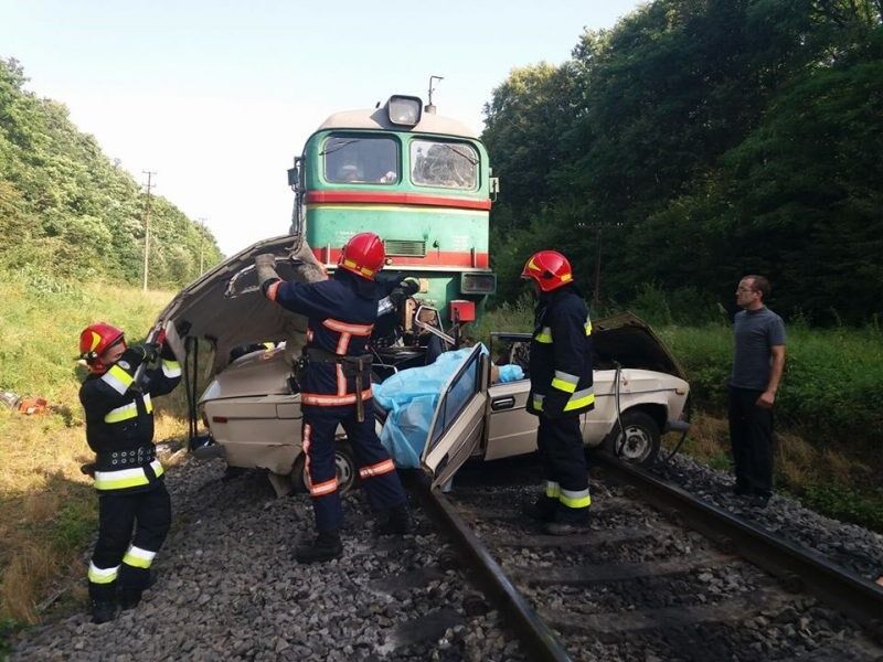 Потяг роздавив автомобіль з сім'єю: топ ДТП в Україні за добу