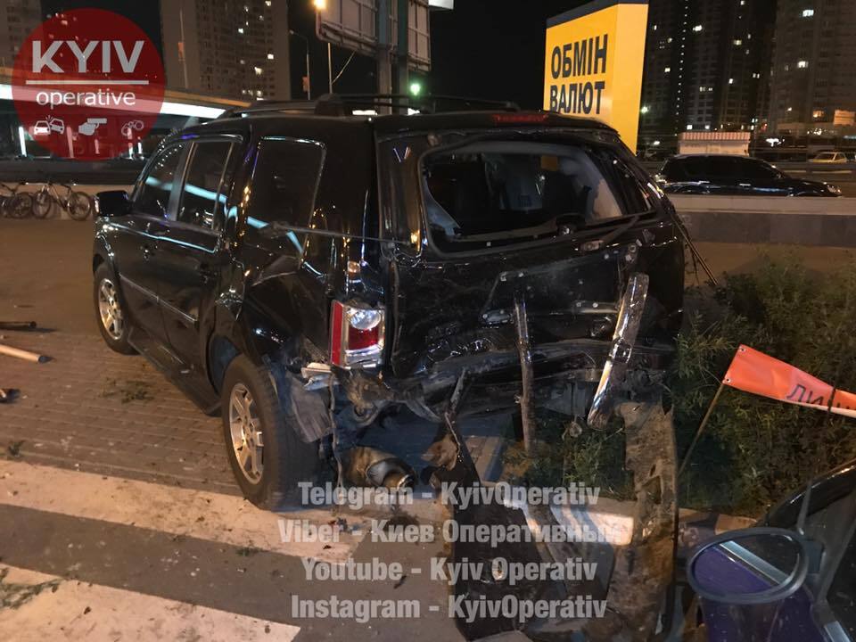 Вилетів на тротуар і загорівся: у Києві внаслідок ДТП розбили одразу чотири авто