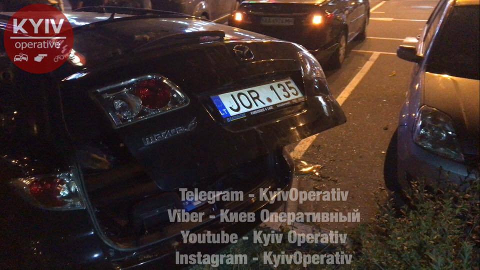 Вылетел на тротуар и загорелся: в Киеве вследствие ДТП разбили сразу четыре авто