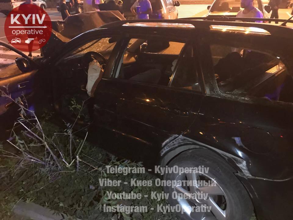 Вилетів на тротуар і загорівся: у Києві внаслідок ДТП розбили одразу чотири авто