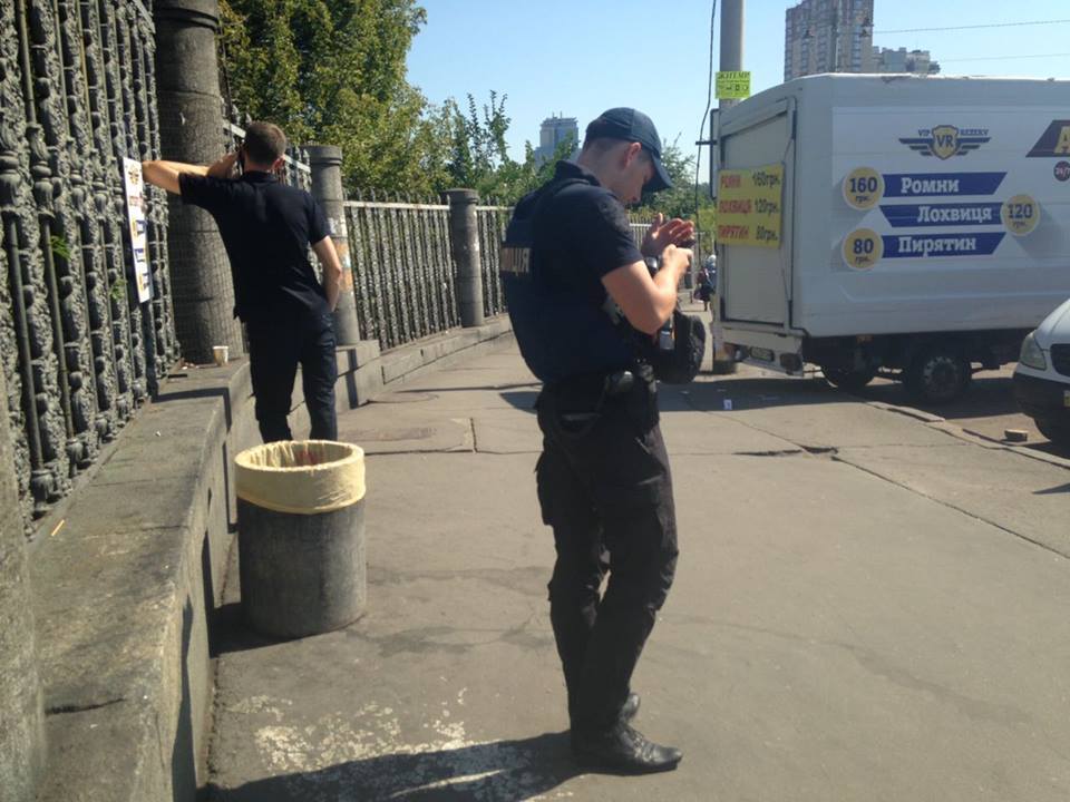 В Киеве возле вокзала неизвестные открыли стрельбу, есть раненые