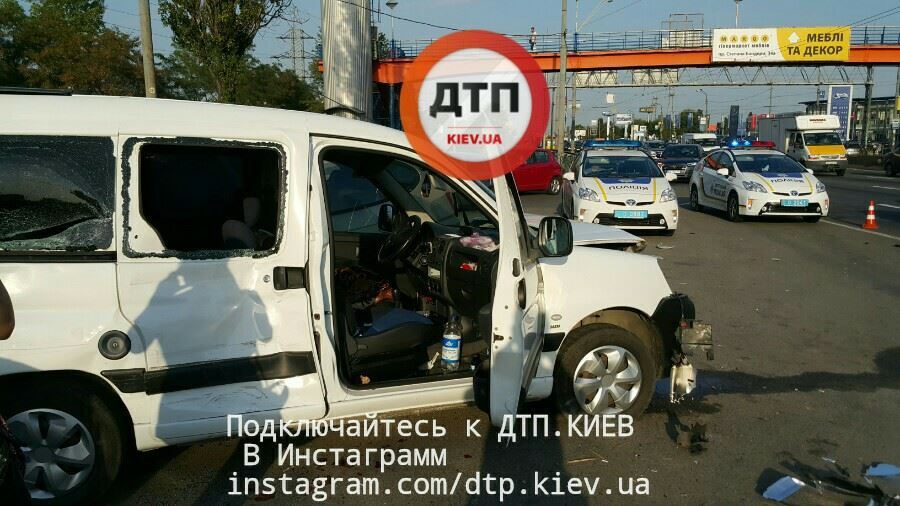В Киеве произошло масштабное ДТП: опубликованы жуткие фото